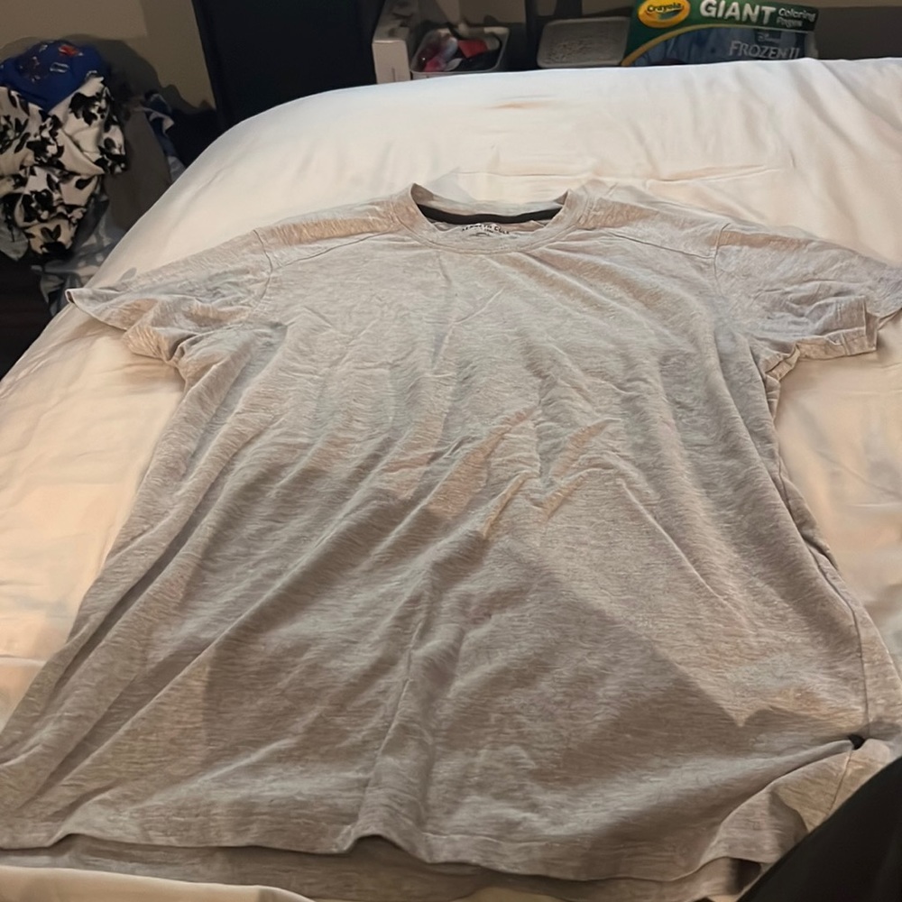 Kennth cole t shirt